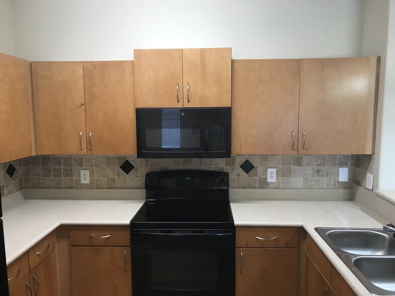 Kitchen - 8290 Gate Pkwy W