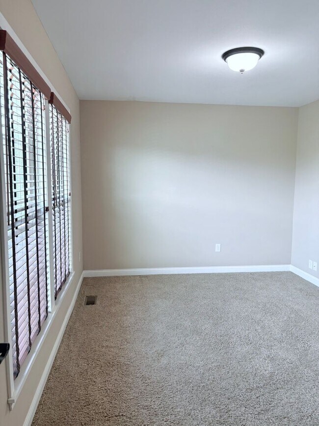 Building Photo - Charming 4 beds 2 bath in Lewis Center!