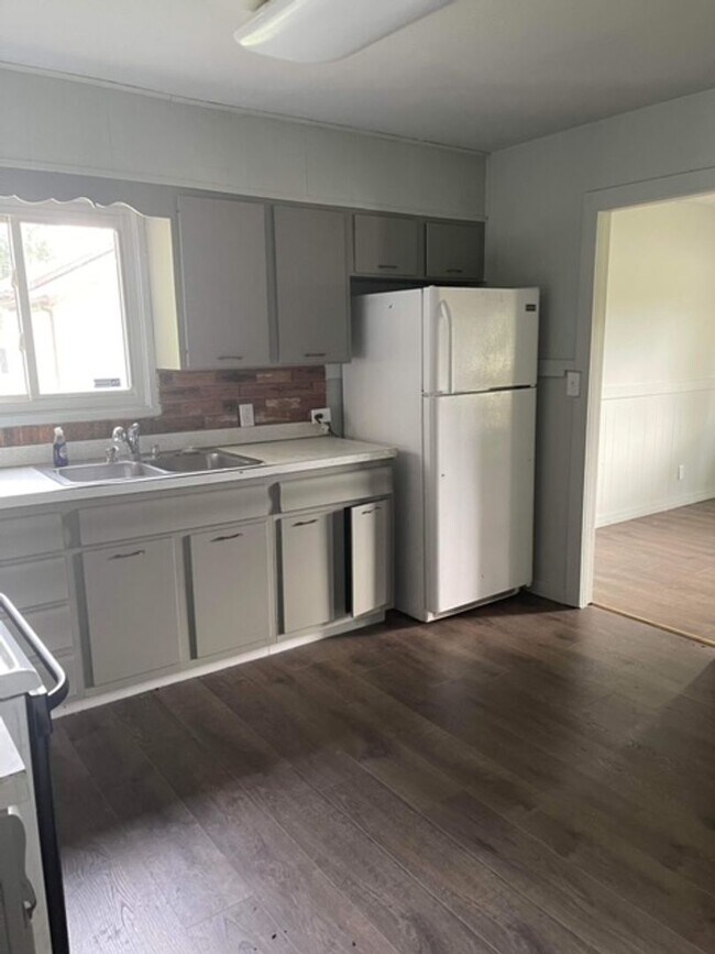 Building Photo - COZY 3 BED, 1 BATH HOUSE WITH FENCED IN BACKYARD LOCATED IN VINE GROVE