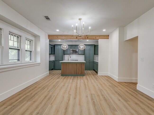 Building Photo - 1723 W Park Pl