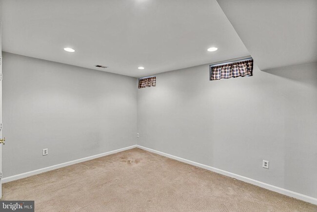 Building Photo - 44141 Merrywood Ct