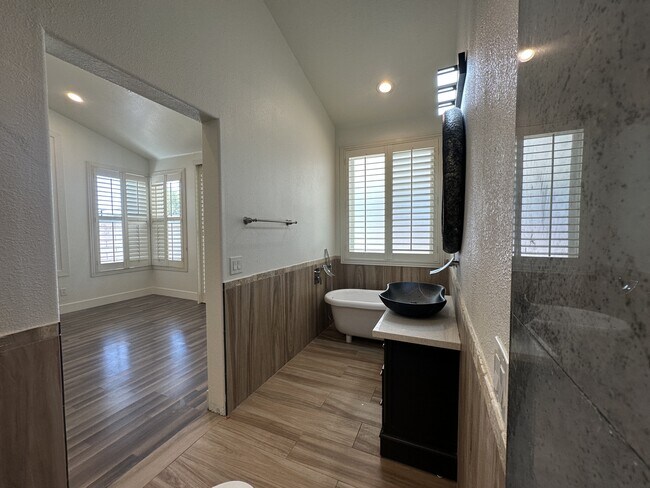 Building Photo - 8317 San Ramon Dr