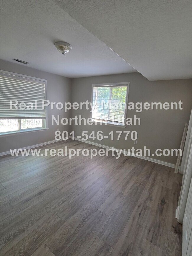 Building Photo - Updated 5 Bedroom 5 Bath Home in Layton Available!