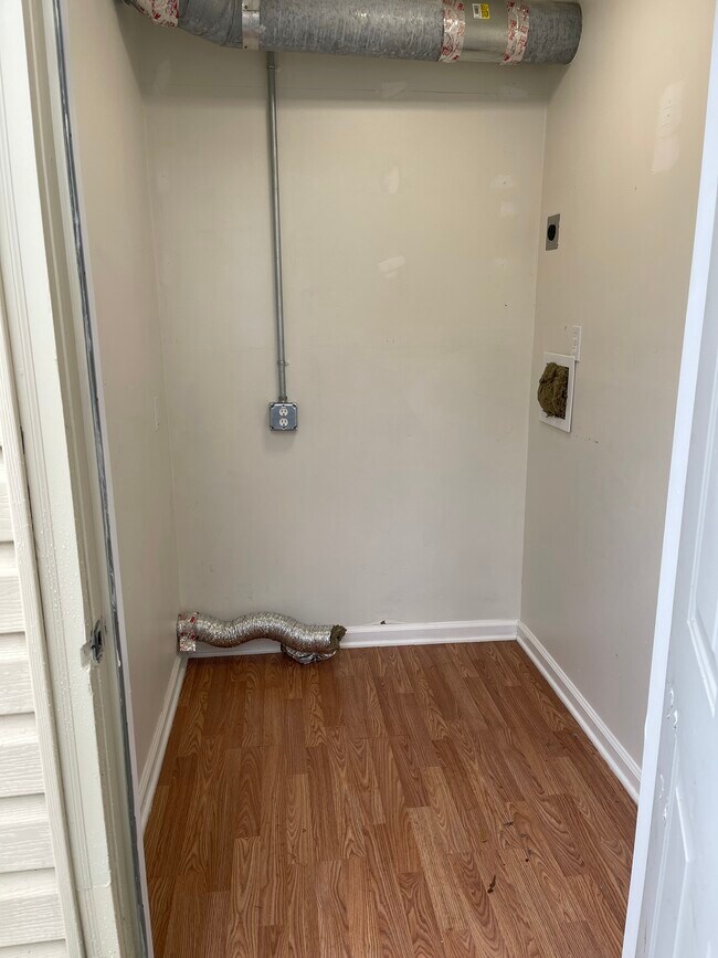 Building Photo - 101 Royal Forest Ct