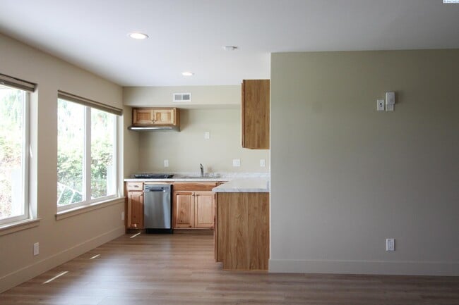 Building Photo - 3 bed, 2 bath attached House on Pasco River