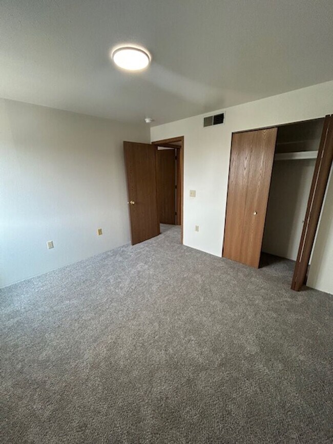 Building Photo - MOVE-IN Ready - 2 bedroom, One Bath - Top Floor with Vaulted Ceilings!