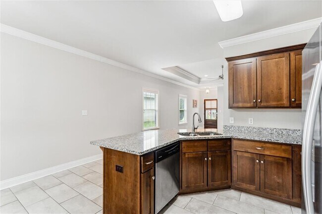 Building Photo - 856 Linlen Ave