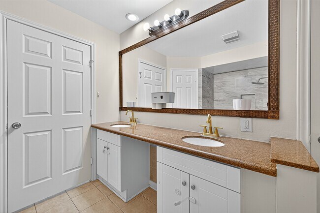 Building Photo - 10815 Shawnbrook Dr