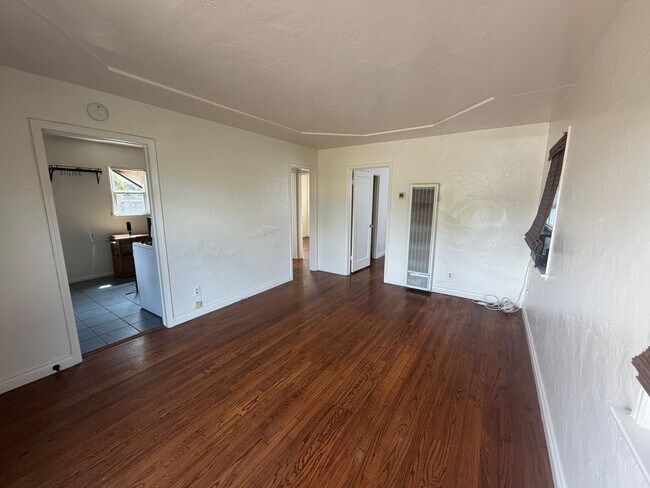 Building Photo - Beautiful Rental with Deck and Outdoor space, Near Freeways