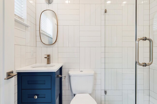 Building Photo - 2018 Remodeled 3 bed / 2 bath - wood / tile floors, fenced yard. Hyde Park / Downtown