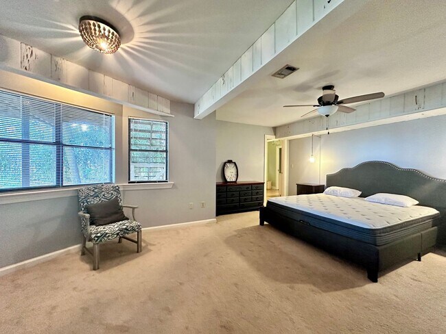 Building Photo - Beautiful 3B/3.5B Waterfront Fully Furnished Home available for Long-Term Rental!