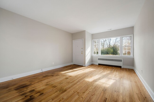 Building Photo - 2506 Kenmore Rd