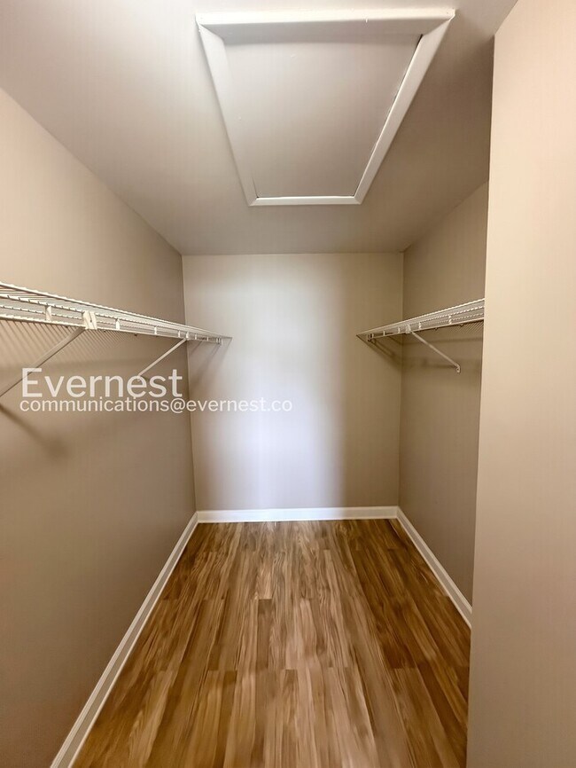 Building Photo - 3 Bed/2 Bath Home with Garage / Pet-Friendly / Vouchers Accepted / Available Now!