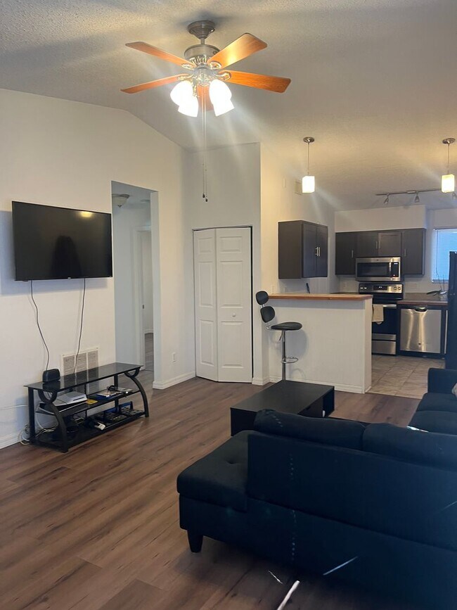 Building Photo - 2bed/2bath Townhome in Quiet Neighborhood