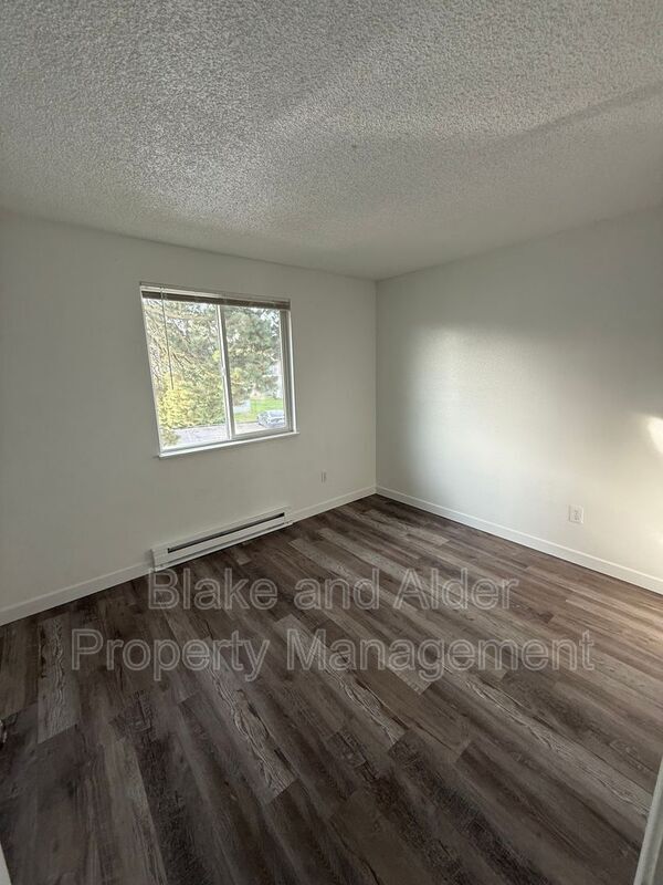 Building Photo - 3847 NE 152nd Ave