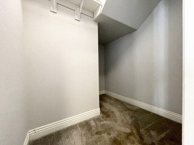 Building Photo - Charming 3-bedroom, 2.5-bathroom home