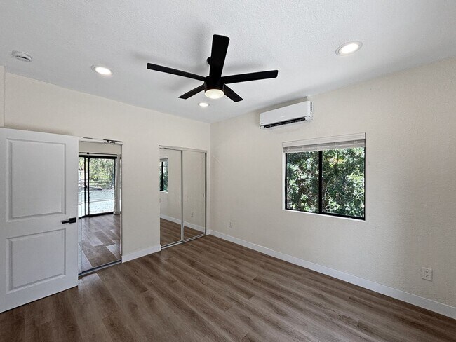 Building Photo - Charming & Spacious 2BD/2.5BA House in Nor...