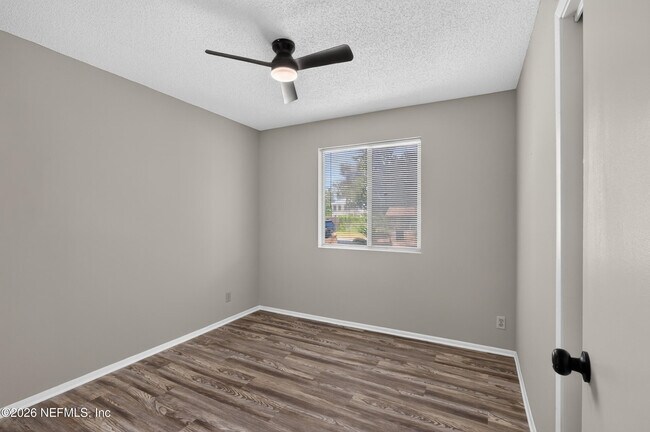 Building Photo - 417 Pine Ave