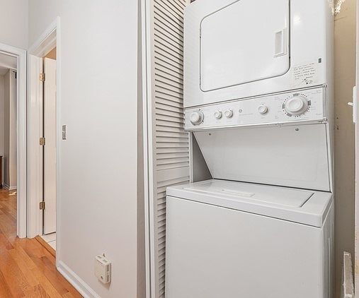 Building Photo - "Spacious 2-Bed, 2-Bath Gem in Chicago's Heart – 1200 Sq. Ft. of Modern Living!"