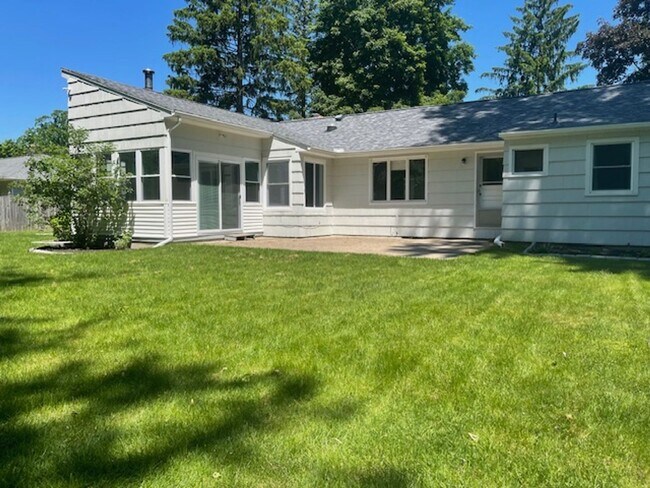 Building Photo - 223 Fairport Rd