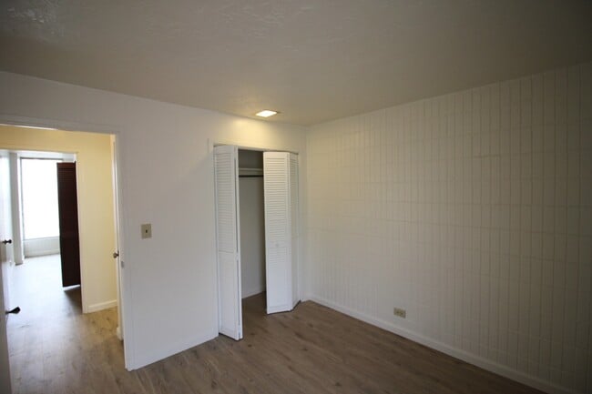 Building Photo - 2 bed, 1 bath, 1 parking Unit available in...