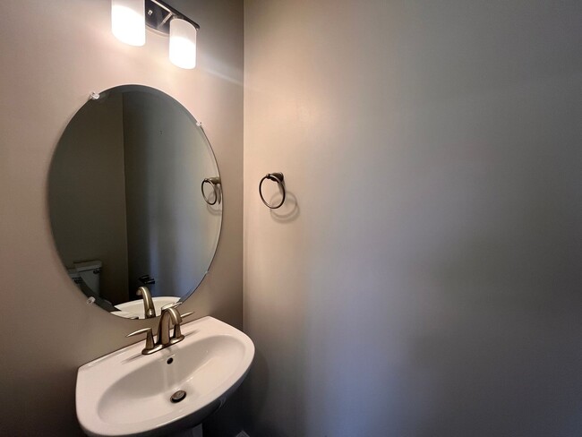Building Photo - Move- In Ready 3 Bedroom Townhome!
