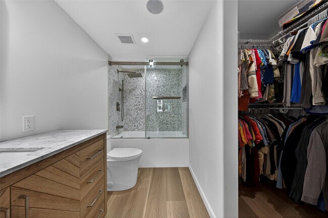 Building Photo - 700 SE 2nd Ave