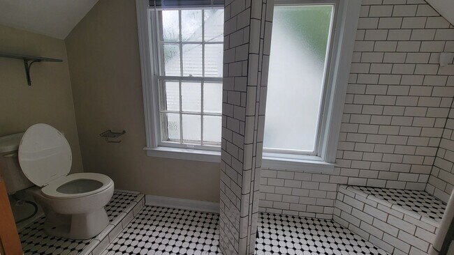 Building Photo - 3 Bedroom Close to Seneca Park
