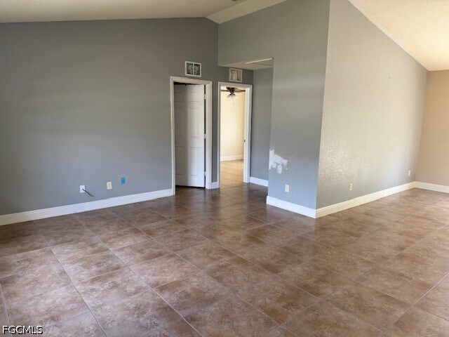 Building Photo - 450 Rathburn St