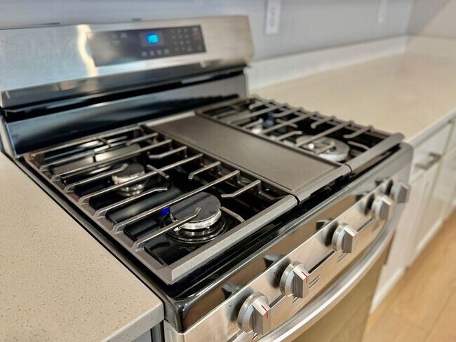 Building Photo - Great Athens location!