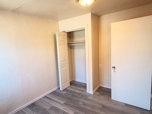 Building Photo - Cute House - 3Bed 1Bath - ONE Block from CMU!!!