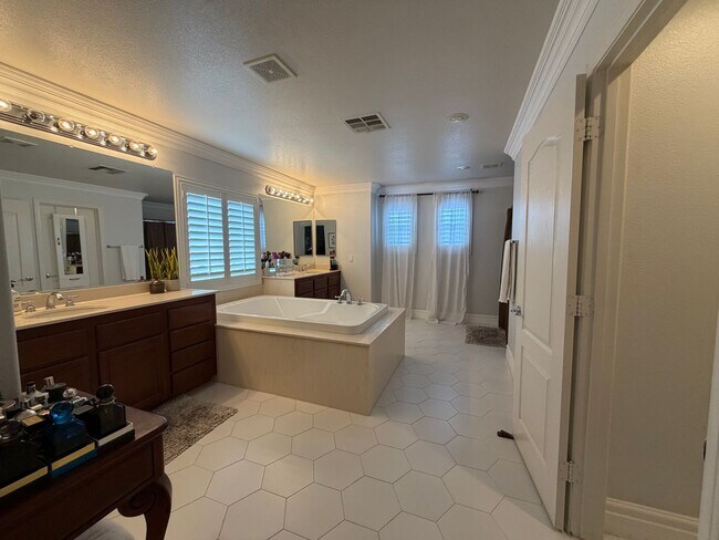 Building Photo - Luxury Home in Lone Mountain Classics