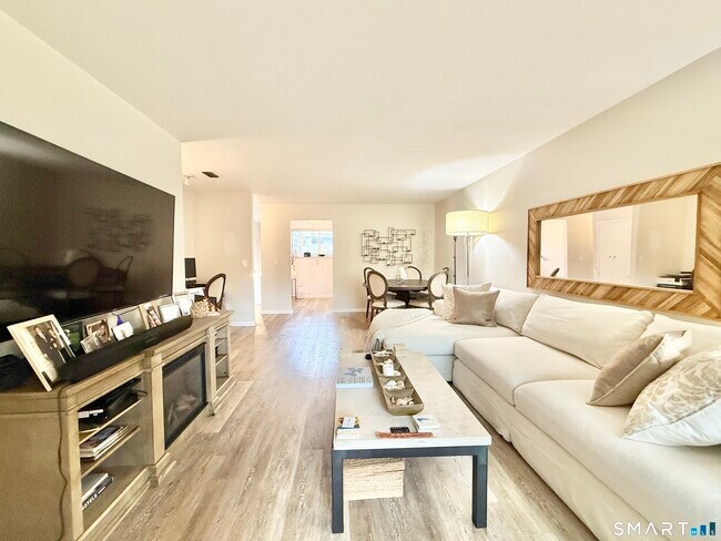 Building Photo - 129 Rowayton Woods Dr