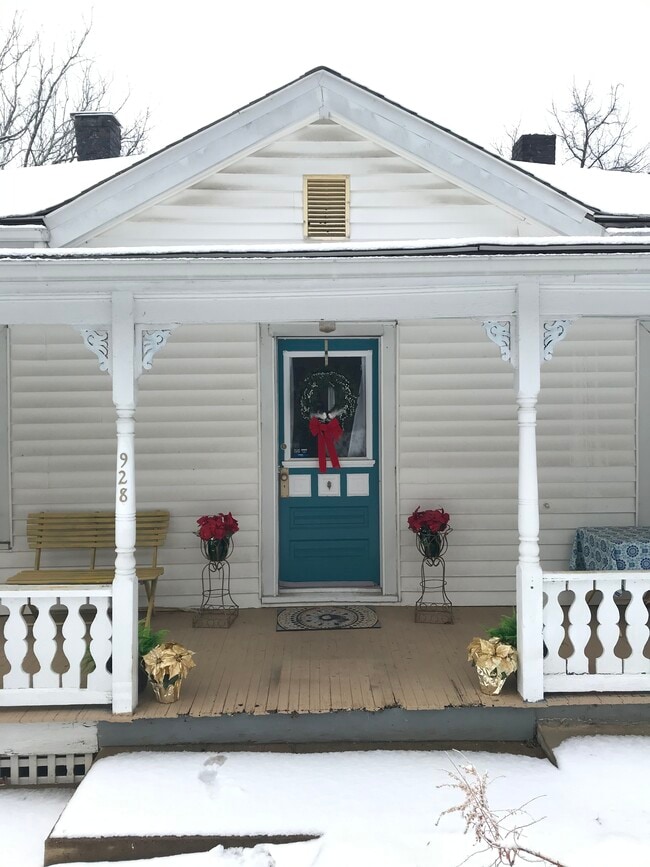 Building Photo - 928 Rockway St