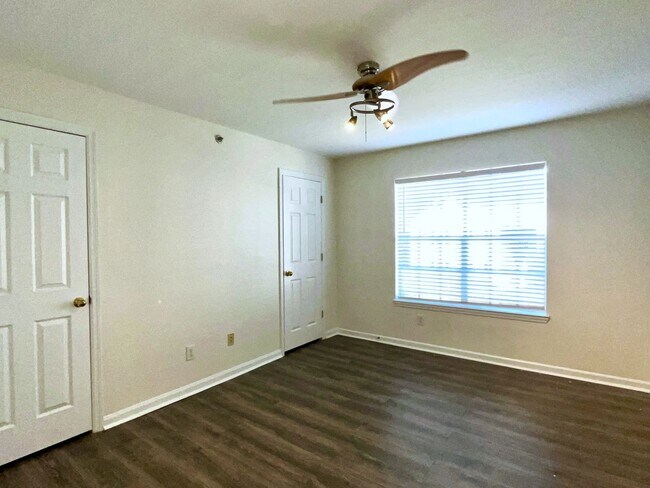 Building Photo - 2 Bed/2 Bath, Gated Community, Close to Sh...