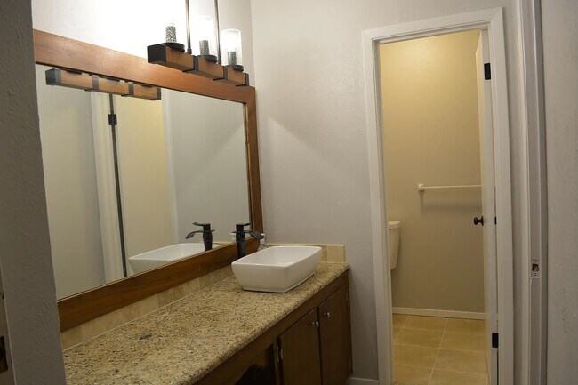 Building Photo - 1821 E Cedar Elm Dr