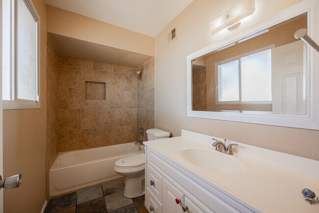 Building Photo - 2812 S Cottonwood Dr