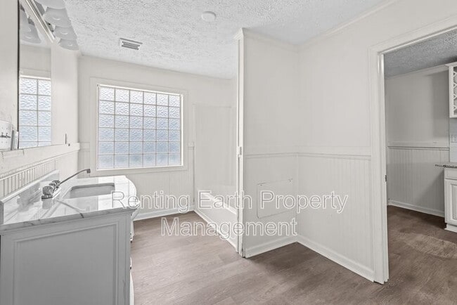 Building Photo - 207 Jemison St