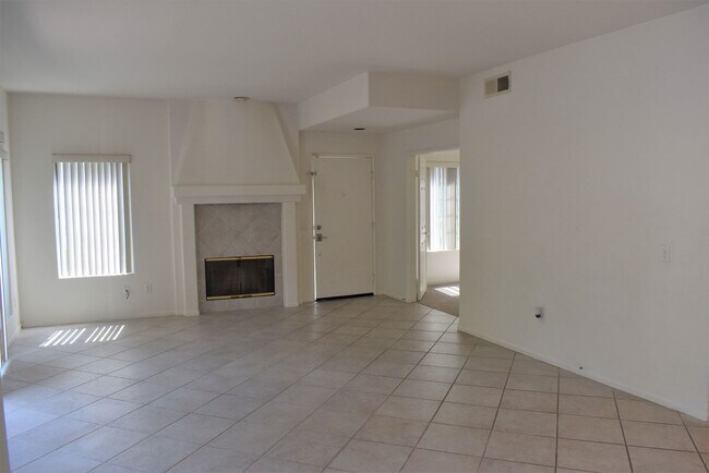 Building Photo - 3 Bedroom Townhome in La Jolla Village