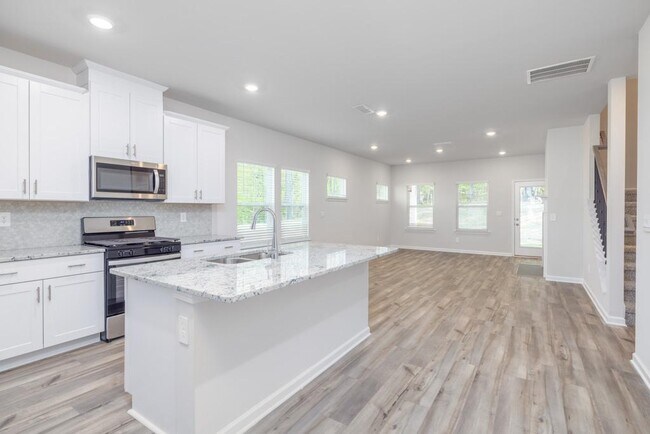 Building Photo - 166 Magnolia Dr