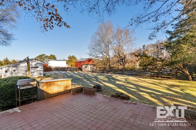 Building Photo - 3 Bedroom 2 Bathroom Home