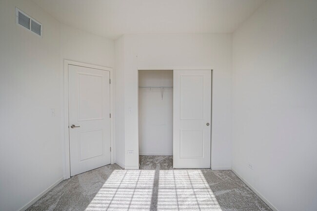 Building Photo - 2945 Showplace Dr