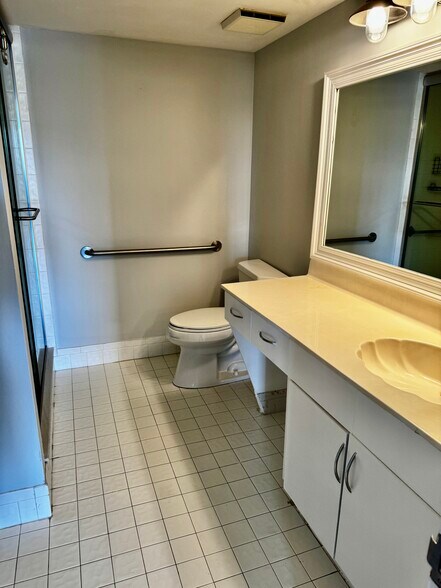 Master bathroo - 2334 S Cypress Bend Dr