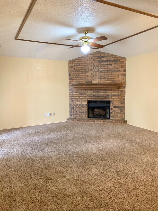 Building Photo - 2 Bedroom, 1 Bathroom Duplex