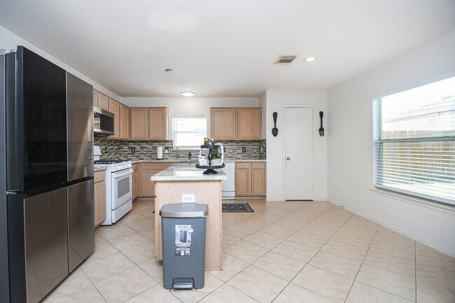 Building Photo - 20506 Lantern Springs Ln