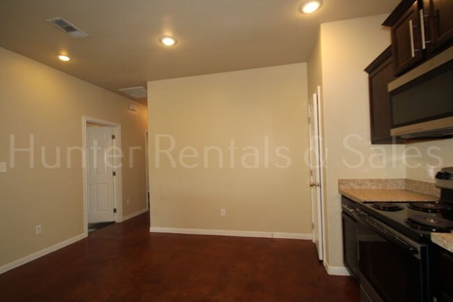 Building Photo - Beautiful 3 Bedroom Duplex