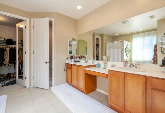 Building Photo - Spacious 5BR House in Palmdale