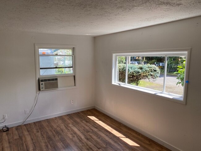 Building Photo - 6841 SE Brehaut St