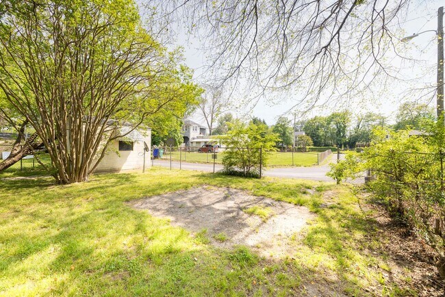 Building Photo - Freshly Renovated 2-Bedroom Home in Quiet ...