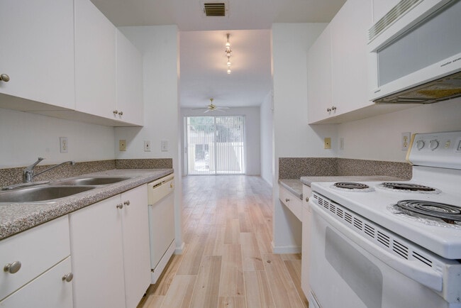 Building Photo - 1136 Town Center Dr